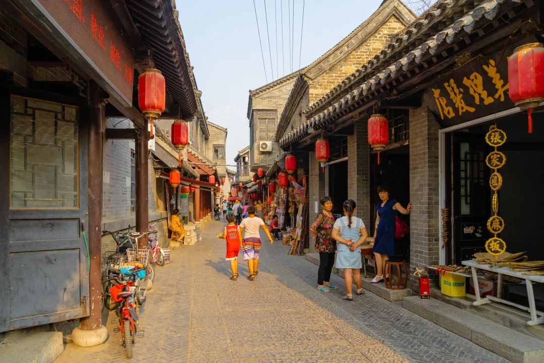 走進(jìn)南陽(yáng)古鎮(zhèn)，靜看搖櫓船，輕輕卷漣漪
